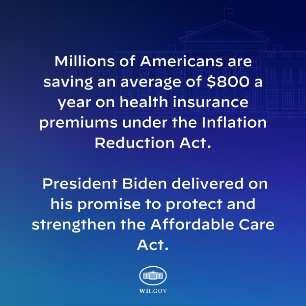 Blauer Hintergrund mit weißer Schrift, die besagt "Millionen von Amerikanern sparen durchschnittlich 800 Dollar im Jahr bei den Krankenversicherungsprämien unter dem Inflation Reduction Act" und ein Logo in der Mitte.