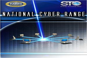 Plakat mit der Überschrift "Nationales Cyber-Range" in fetter weißer Schrift auf blauem Hintergrund, das eine Weltkugel mit mehreren angeschlossenen Computern zeigt.