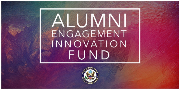 Logo des Alumni Engagement Innovation Fund in der Mitte eines bunten, farbenfrohen Hintergrunds mit dem Text "Alumni Engagement Innovation Fund" drumherum.
