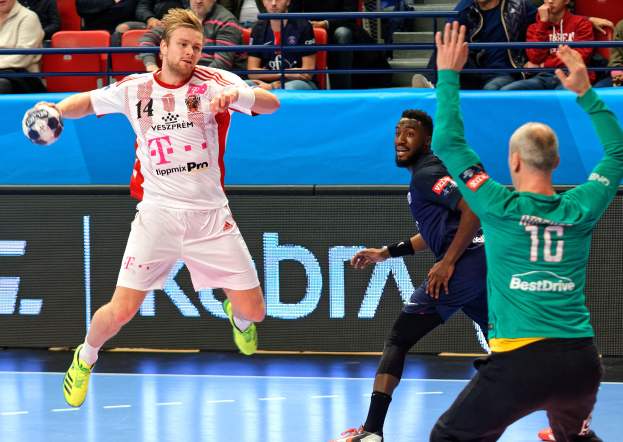 Eine Gruppe von Männern, die auf einem Platz Handball spielen, während des Futsal-Weltmeisterschafts-2019-Spiels zwischen Bayern München und Paris Saint-Germain, mit Zuschauern im Hintergrund.