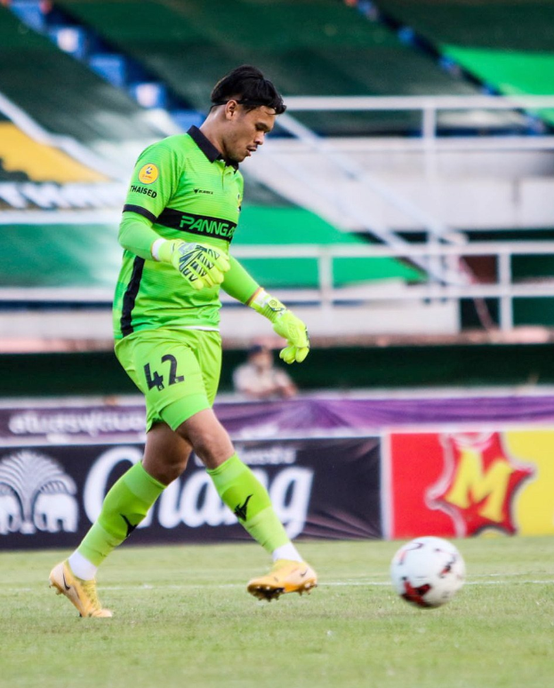 Ein Torwart in grüner Uniform kickt einen Fußball auf einem Rasenfeld in einem Stadion mit Bannern, auf denen "Chivas USA gegen Mexico City, 3-1, Copa Libertadores" steht.