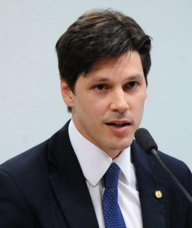 Ein Mann im Anzug und Krawatte spricht vor einer Wand in ein Mikrofon, wahrscheinlich in Reaktion auf die Nachricht eines vom Staat genehmigten Gesetzes zur Verbannung des Internets.