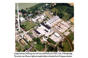 Luftaufnahme eines großen Industriegebiets in Leipzig, Deutschland, mit dem Schild "Bell Europe", das Gebäude, Bäume, Straßen und verschiedene Infrastruktur zeigt.