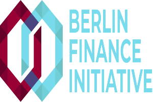 Das Logo der Berlin Finance Initiative zeigt einen blauen Kreis mit einer weißen Umrandung und einem weißen "B" in der Mitte, umgeben von einem weißen Ring mit einem blau-weißen Karomuster, alles vor einem weißen Hintergrund mit den Worten "Berlin Finance Initiative" in fetter schwarzer Schrift.