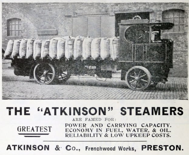 Anzeige für Atkinson-Dampfwagen, die ein Fahrzeug auf einer Straße mit Gepäck, ein Gebäude im Hintergrund und den Text "Atkinson-Dampfwagen - Die größte Kraft und Tragfähigkeit" unten zeigt.