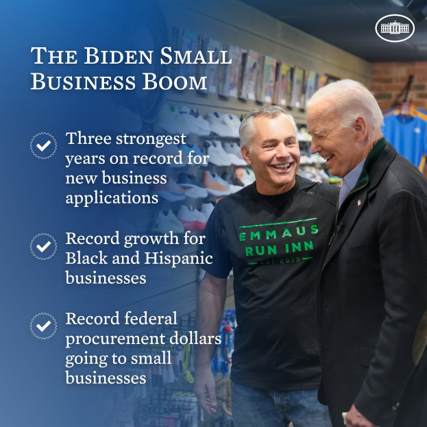 Zwei Männer, die lächeln und eine Person, die ein Objekt hält, mit dem Text "The Biden Small Business Boom" auf der linken Seite, Kleidung und Schuhe im Hintergrund.