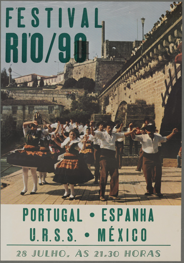 Ein Plakat f├╝r das Festival Rio/90 in Portugal, Spanien, mit einer Gruppe tanzender Menschen im Vordergrund und Geb├Ąuden, B├Ąumen und einem klaren blauen Himmel im Hintergrund sowie Text unten.