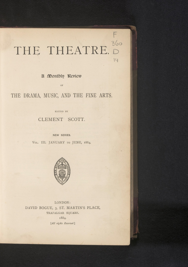 Offenes Buch mit dem Titel "Das Theater: Eine monatliche Besprechung der Dramen, Musik und der schönen Künste" zeigt eine Textseite mit einem Logo.