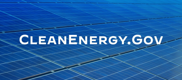 Blauer Solarpanel mit weißer Text "Clean Energy Gov" in der Mitte in einem Gitterarrangement, Teil eines sauberen Energieprogramms.