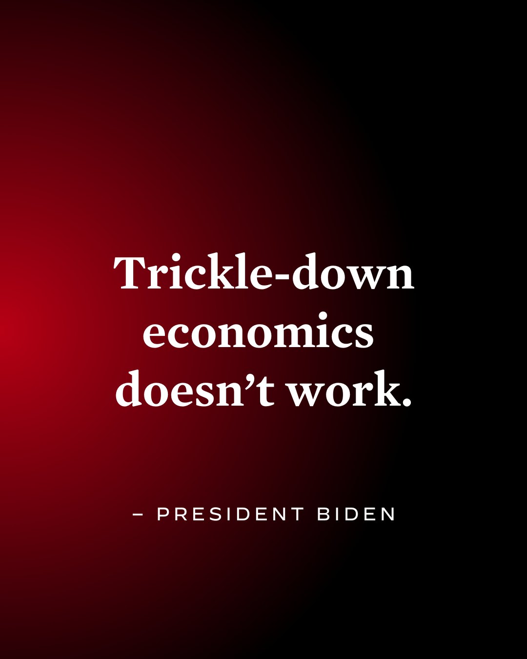 Ein Plakat mit fetter, schwarzer Schrift auf einem weißen Hintergrund, das "Trickle-Down Economics Doesn't Work" lautet, eingerahmt von einem schmalen schwarzen Rand, und einschließlich eines Zitats von Präsident Biden.