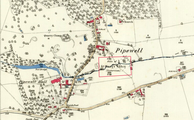 Ein detaillierter alter Stadtplan von Pipewell, der Straßen, Gebäude, Sehenswürdigkeiten und Text mit Nummern zeigt, die spezifische Standorte angeben.