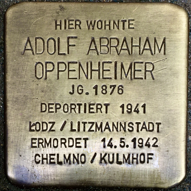 Metallplatte an einem Gebäude mit der Inschrift "Adolf Abraham Oppenheimer".