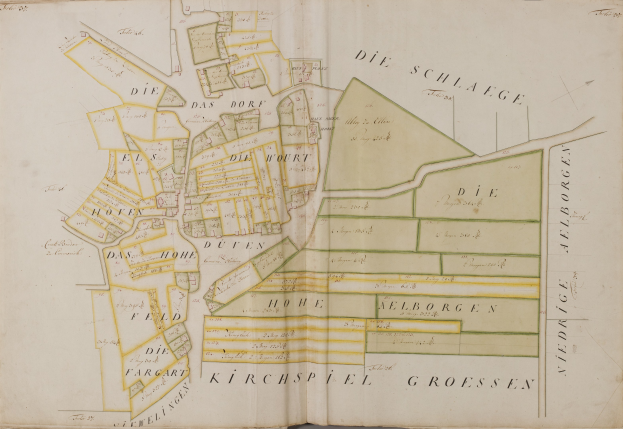 Altes Buch mit einem detaillierten Stadtplan von Hamburg, Deutschland, einschließlich Straßen, Gebäuden und Sehenswürdigkeiten, begleitet von Texten über die Stadt.