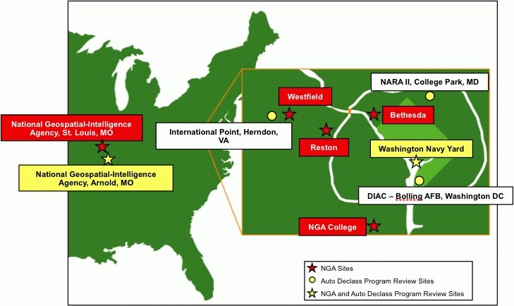 Eine Karte der Vereinigten Staaten, die die Standorte der National Geospatial Intelligence Agency in fetter Schrift hervorhebt und auf geografische Merkmale wie Flüsse, Berge und Städte gelegt ist.