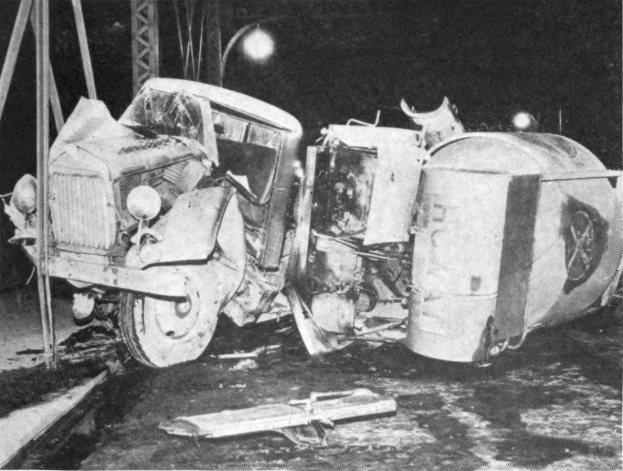 Schwarzes und weißes Foto eines umgestürzten Autos am Straßenrand mit Metallstangen und einem Laternenpfahl im Hintergrund, beschriftet mit '1930er Jahre Autounfall' unten.