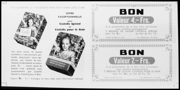 Schwarze und weiße Werbung für eine Seifenbar mit dem Bild eines FrauenGesichts mit warmem Lächeln, das eine weiße Kleidung und ein gemustertes Tuch trägt, auf einem hellblauen Hintergrund mit fetter schwarzer Schrift.