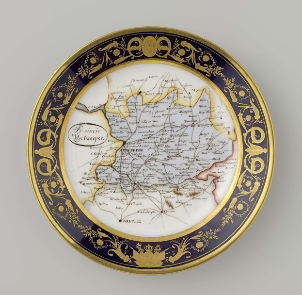 Ein dekorativer Teller mit einer detaillierten Deutschlandkarte, verziert mit feinen Designs und Texten, auf einem weißen Hintergrund.