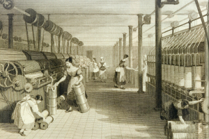 Eine Gruppe von Frauen, die in einer Fabrik mit Maschinen, Pfählen und einem Dach im Hintergrund arbeiten, dargestellt in Schwarz-Weiß.