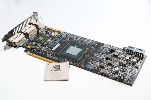 Nahaufnahme einer Computermotherboard mit einem Speicherchip oben drauf, mit sichtbarem Text, auf einer weißen Oberfläche.