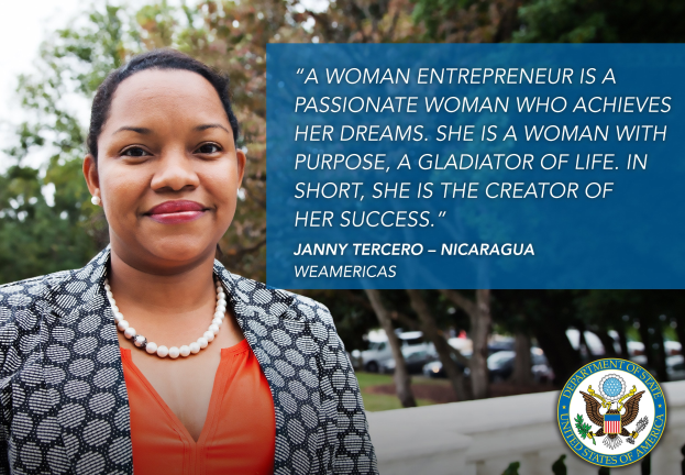 Eine Frau-Unternehmerin in einem schwarzen und weißen Jackett und einem orangen Kleid steht vor einer Kulisse aus Bäumen, Fahrzeugen und Himmel, mit einem Logo und Text über ihre Absicht und ihren Erfolg auf der rechten Seite.