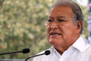 Ein Mann in einem weißen Hemd und Brille spricht in ein Mikrofon, wahrscheinlich zu einer Entscheidung des Obersten Gerichtshofs.