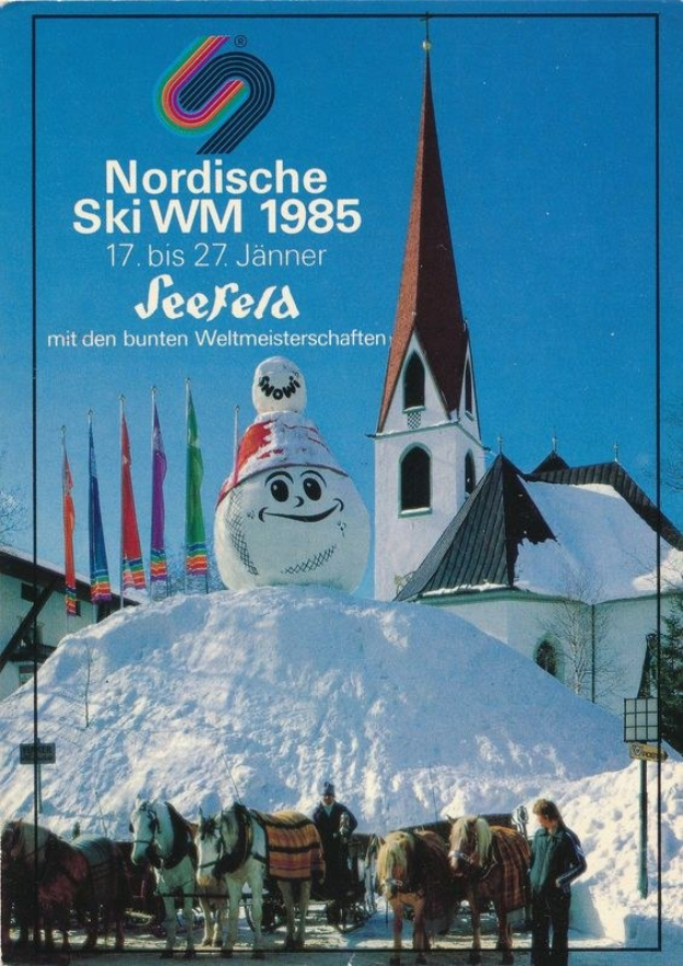 Plakat für die Nordischen Skiweltmeisterschaften 1985 in Seefeld, Schweiz, das eine schneebedeckte Landschaft mit Skifahrern, Pferden, Skistöcken, Fahnen, Gebäuden, Bäumen und Himmel zeigt.