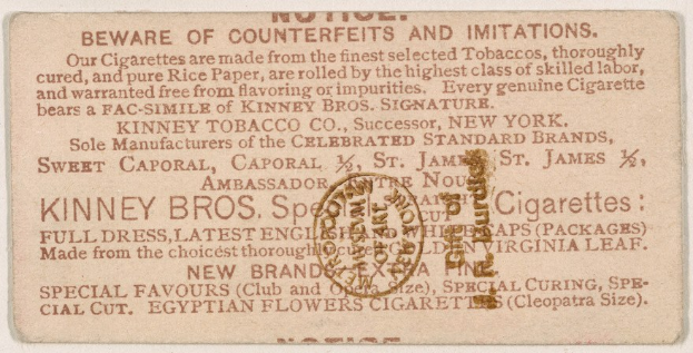 Papier mit schwarzem Text auf weißem Hintergrund und einem kreisförmigen, schwarz umrandeten Stempel mit der Aufschrift "Vorsicht vor Fälschungen und Imitationen - Kinney Bros. Zigaretten" in der Mitte.