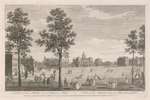 Eine Gruppe von Menschen, die in St. James Park stehen und sitzen, mit Bäumen und Gebäuden im Hintergrund, unter einem bewölkten Himmel und Text am unteren Bildrand.