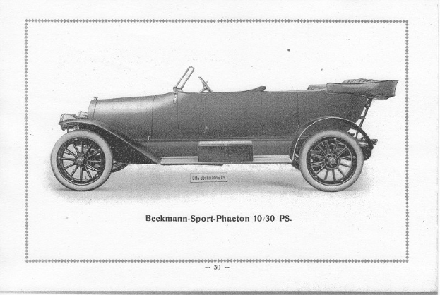 Schwarzes und weißes Foto eines vintage Beckmann-Sport Phaeton 10/30 PS mit schlankem, aerodynamischem Design, großem runden Scheinwerfer, gewölbter Dachlinie und glänzender Lackierung.