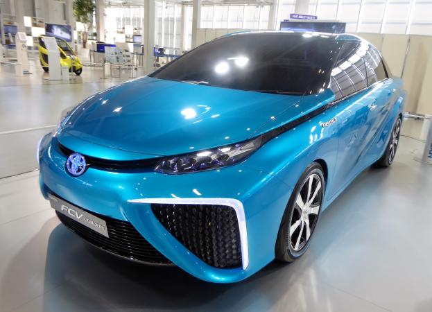 Blauer Toyota FT-1 Konzeptwagen bei der IAA in Frankfurt zusammen mit anderen Fahrzeugen und Showroom-Elementen ausgestellt.