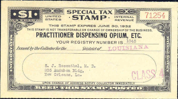 Schwarzer Hintergrund mit einem Steuerstempel, der 'Practitioner Dispensing Opium, Inc.' lautet
