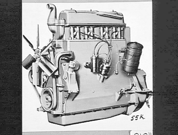 Ein Schwarz-Weiß-Foto eines Automotors mit darauf geschriebenen Text.