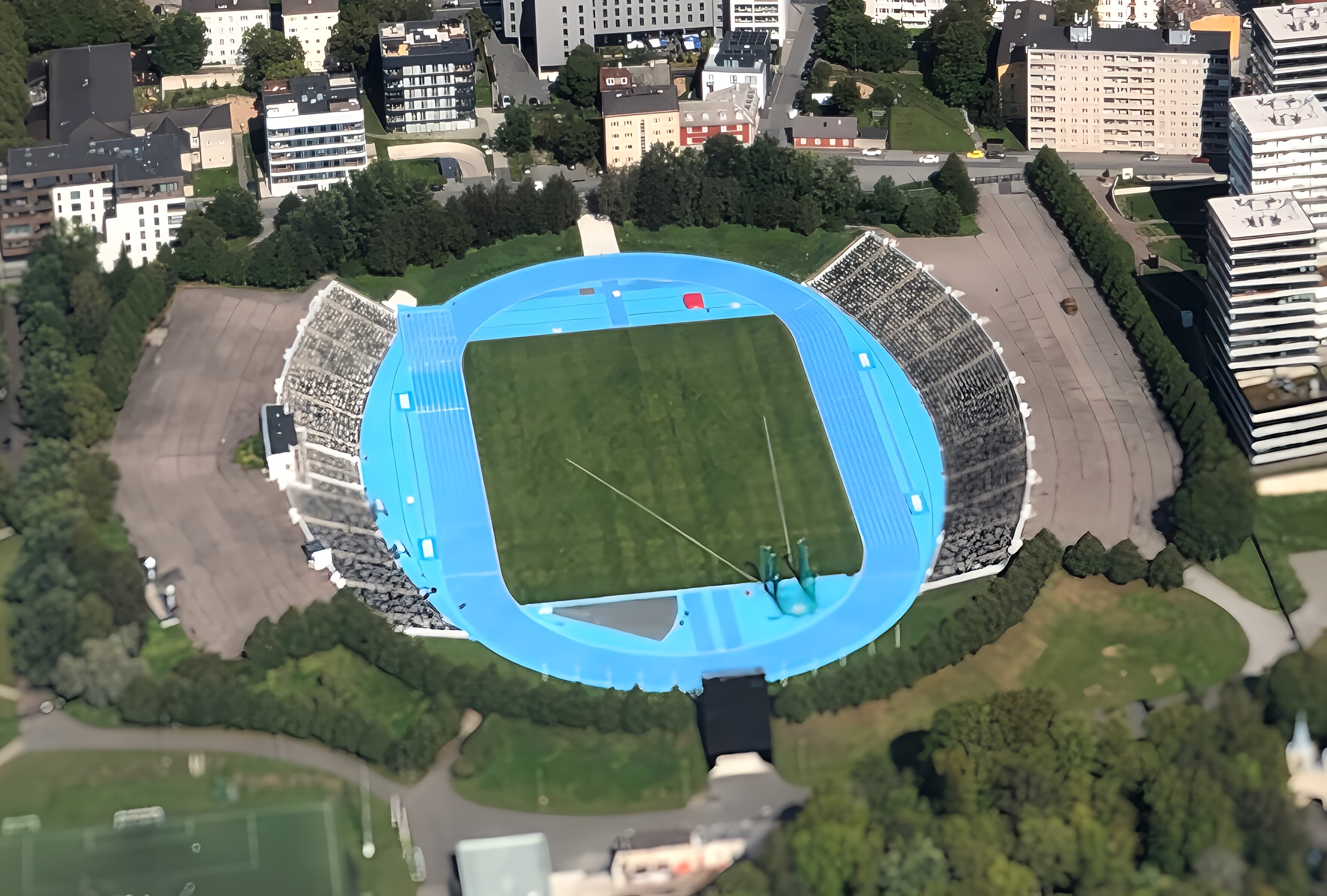 Rasen-WG in Koblenz: Menschenmenge im Oberwerth-Stadion hält an