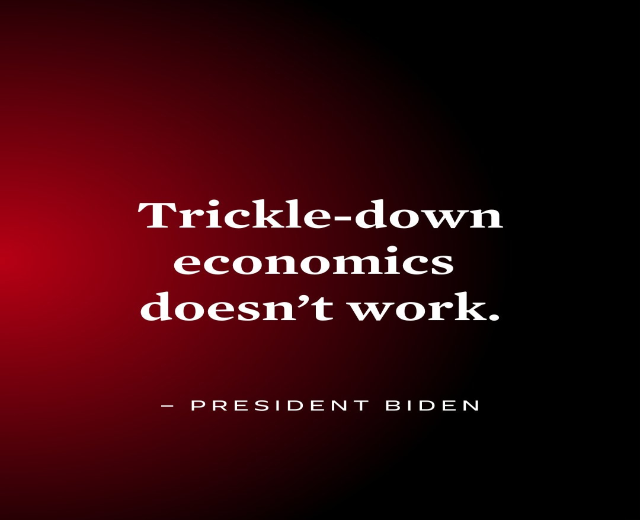 Plakat mit fetter schwarzer Schrift "Trickle-Down Economics Works Not" auf einem weißen Hintergrund, eingerahmt von einem dünnen schwarzen Rand, begleitet von einem Zitat des Präsidenten Biden.