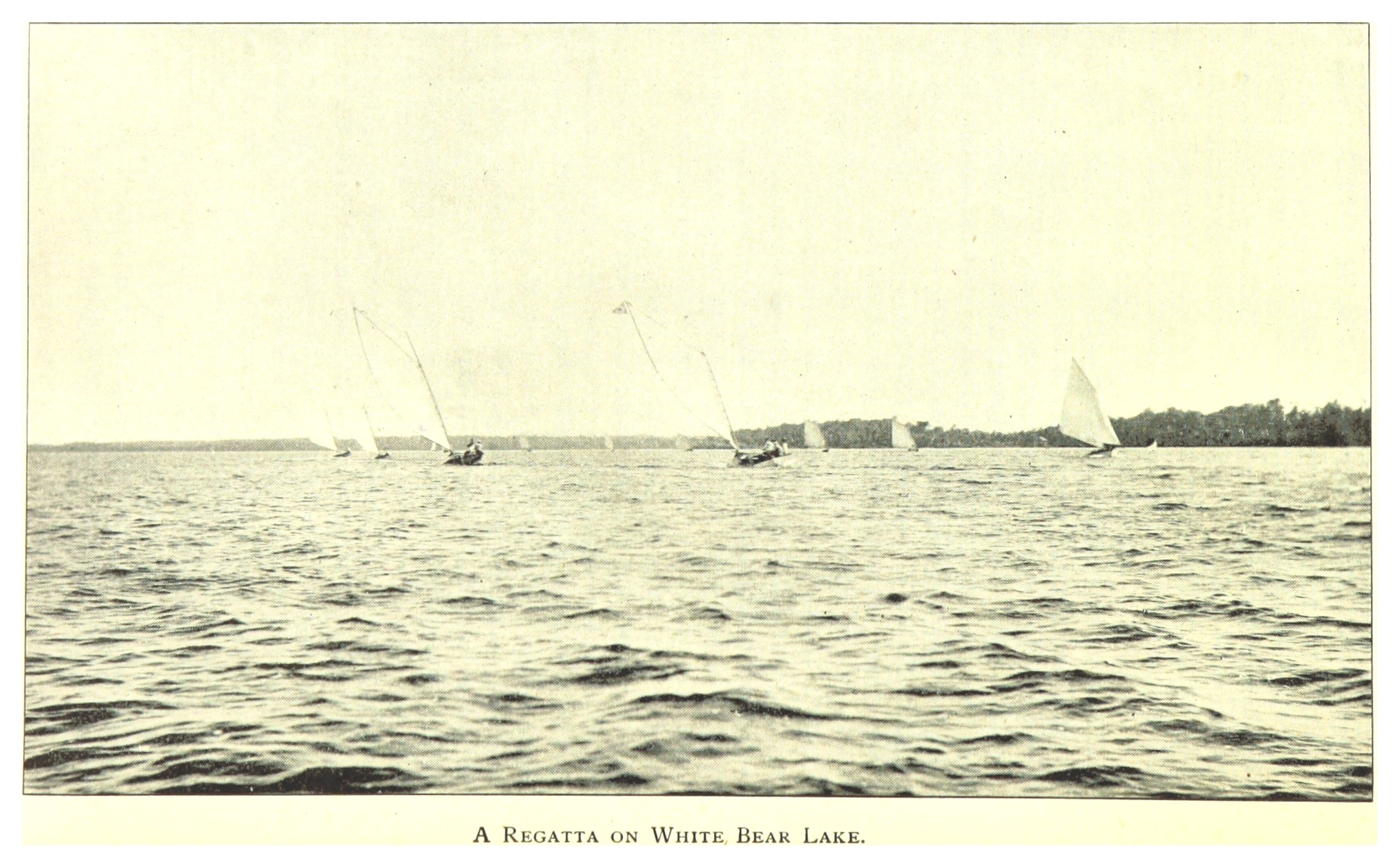 Regatta am White Bear Lake mit Booten, Bäumen und Himmel sowie Text unten.