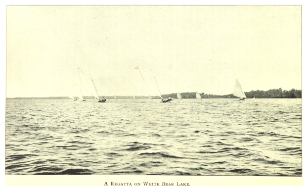 Regatta am White Bear Lake mit Booten, Bäumen und Himmel sowie Text unten.