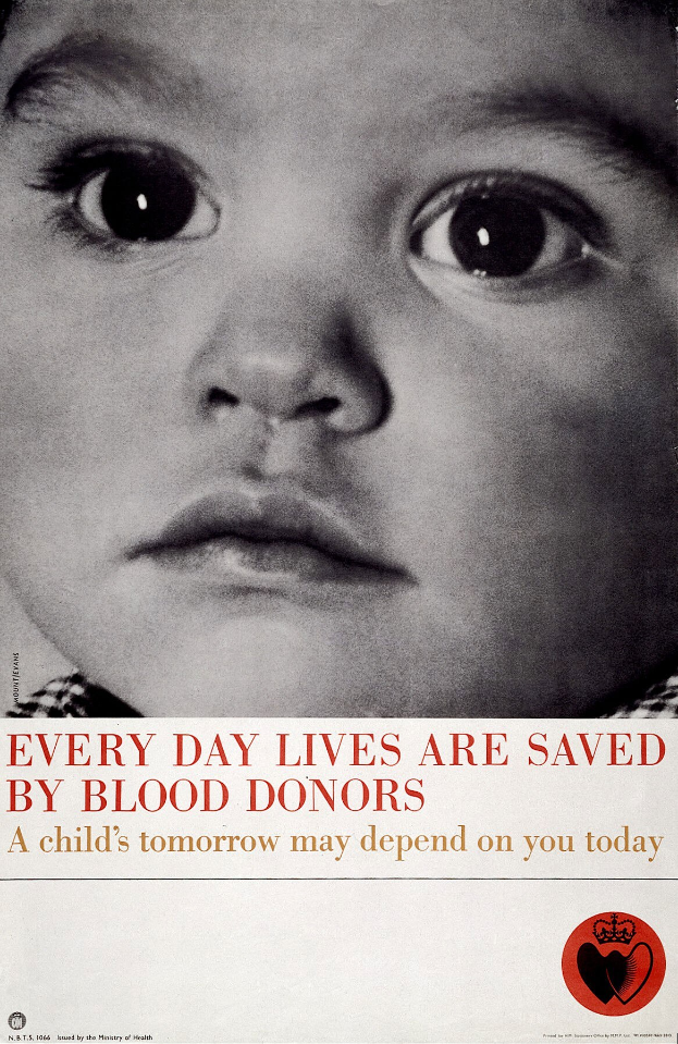 Plakat mit einem Kindergesicht in der Mitte, umgeben von fettem schwarzem Text, der "Jeden Tag rettet Blutspenden Leben" vermittelt.