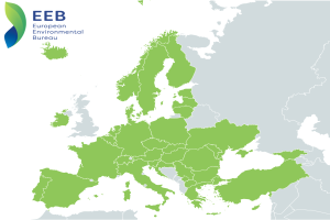 Eine Europakarte mit verschiedenen Grüntönen, die unterschiedliche EU-Regionen darstellen, sowie das Logo des European Environmental Bureau (EEB) oben links.