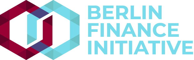 Logo der Berliner Finanzinitiative mit einem blauen Kreis mit weißer Umrandung und einem weißen "B" in der Mitte, umgeben von einem weißen Ring mit einem blau-weißen Karomuster, alles auf einem weißen Hintergrund mit der Aufschrift "Berlin Finance Initiative" in fetter schwarzer Schrift.