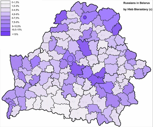 Karte von Belarus mit Regionen in verschiedenen Intensitäten, um die Bevölkerungsverteilung anzuzeigen, begleitet von einem Strichcode und Text auf der linken Seite.