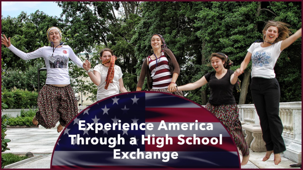 Eine Gruppe strahlender Frauen, die draußen mit Bäumen, Pflanzen und einem klaren blauen Himmel springen, mit dem Text unten: "Erlebe Amerika durch einen High-School-Austausch."