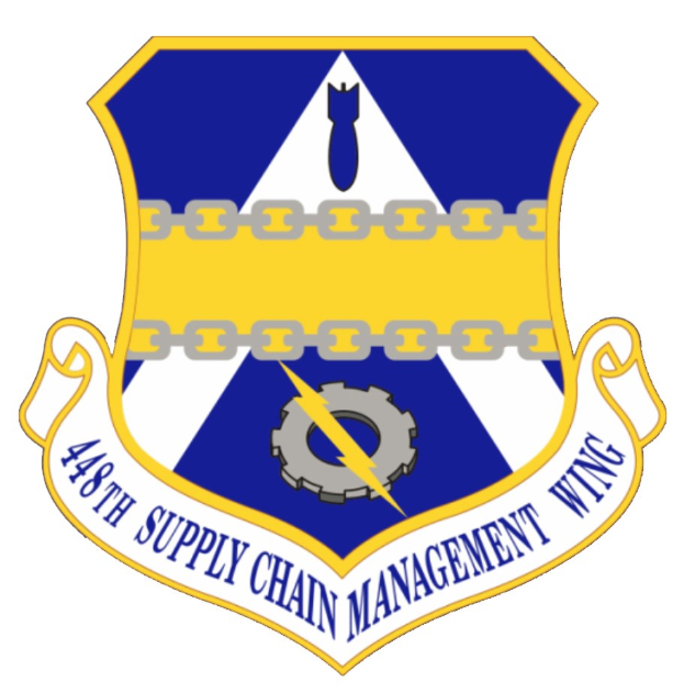 Logo der 48. Versorgungsmanagement-Flügel mit einem blauen Schild, einem weißen Stern und einem weißen Banner mit der Aufschrift "Versorgungsmanagement" in Blau, alles von einem weißen Rand umgeben und der Text "48. Versorgungsmanagement-Flügel" in fetter schwarzer Schrift.