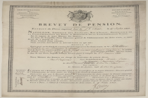 Ein altes Dokument mit einem Schwarz-Weiß-Bild eines Mannes, Text 'brevet de pension' (Rentenbescheinigung) und einem Logo.