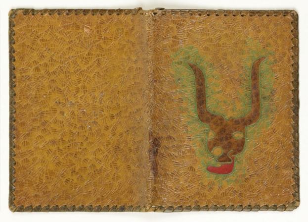 Braunes Lederportemonnaie mit einem aufgemalten Stierkopf auf einem weißen Hintergrund.