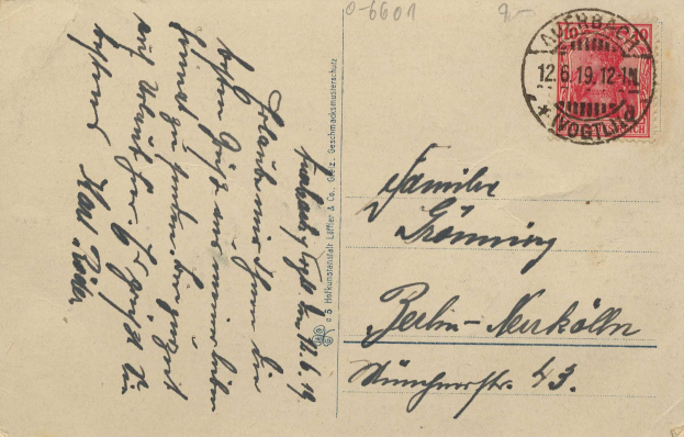 Alte deutsche Postkarte mit rotem Stempel, auf dem der gedruckte Text "Gesimnacks & Co. & Co." zu sehen ist