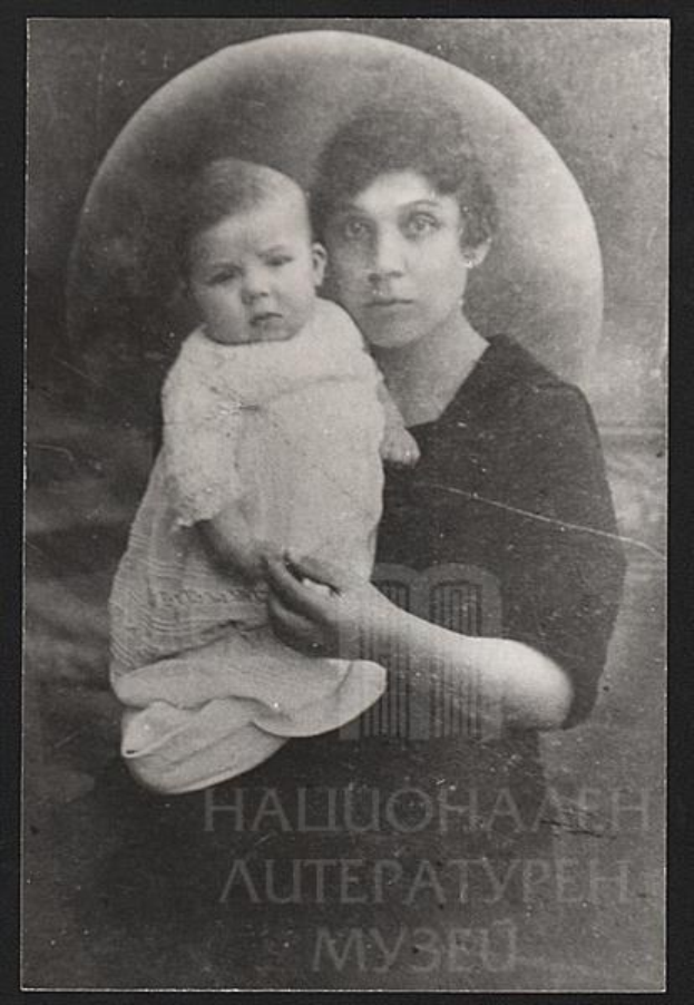 Schwarzes und wei├čes Foto einer Frau, die ein Baby h├Ąlt, mit dem Wort 'Mutter' unten.