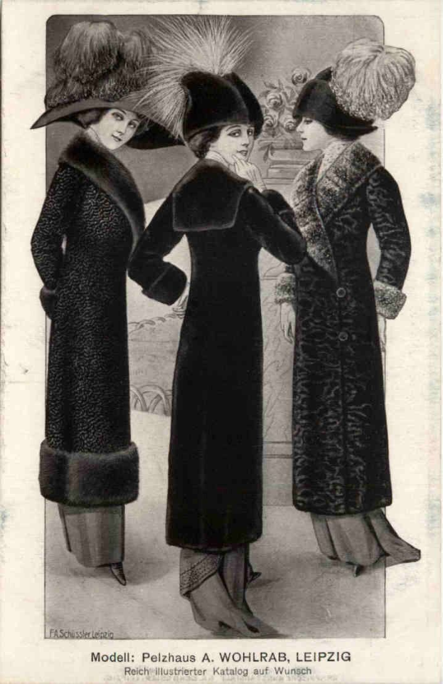 Drei Frauen in schwarzen Mänteln und Hüten aus den 1920er Jahren stehen neben einem Blumenstrauß, mit Text 'Fashions of the 1920s' unten.