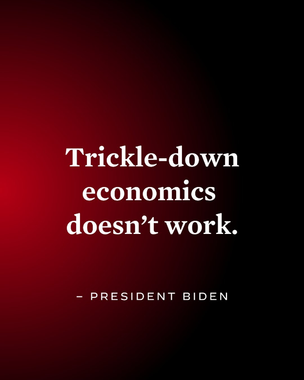 Ein Plakat mit fetter, schwarzer Schrift auf einem weißen Hintergrund, eingerahmt von einem dünnen schwarzen Rand, das "Trickle-Down Economics Doesn't Work" behauptet und einen Zitat von Präsident Biden enthält.