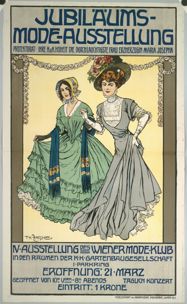 Ein Plakat für eine Fashion Show mit zwei Frauen in Kleidern, einer lang und fließend, die andere mit einem hohen Kragen und langen Ärmeln, beide mit Haaren im Dutt, vor einem hellblauen Hintergrund mit fetter schwarzer Schrift.