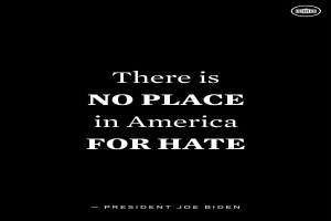 Ein schwarzer Hintergrund mit fetter weißer Schrift, die den Satz 'Es gibt in Amerika keinen Platz für Hass' zeigt - ein Zitat von Präsident Joe Biden.